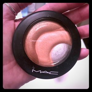 SOLD🌏Mac Skinfinish in Otherearthly🌎